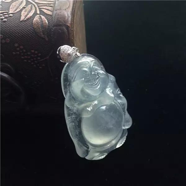 朋友圈瘋傳,土豪帶210萬現金在市場買玉鐲,它竟長這樣?