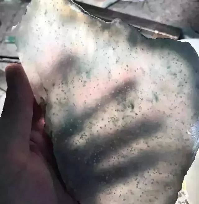朋友圈瘋傳,土豪帶210萬現金在市場買玉鐲,它竟長這樣?