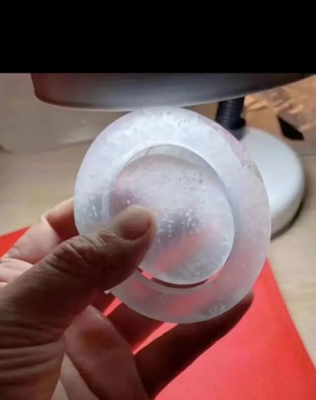 朋友圈瘋傳,土豪帶210萬現金在市場買玉鐲,它竟長這樣?
