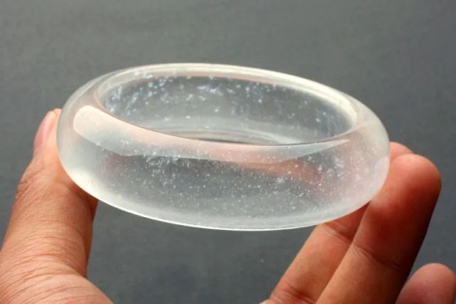 朋友圈瘋傳,土豪帶210萬現金在市場買玉鐲,它竟長這樣?