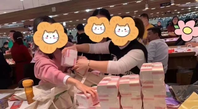 朋友圈瘋傳,土豪帶210萬現金在市場買玉鐲,它竟長這樣?