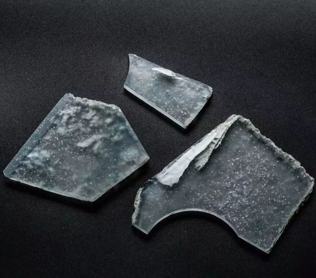 朋友圈瘋傳,土豪帶210萬現金在市場買玉鐲,它竟長這樣?