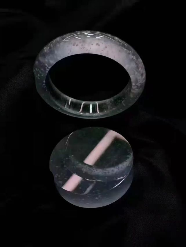 朋友圈瘋傳,土豪帶210萬現金在市場買玉鐲,它竟長這樣?