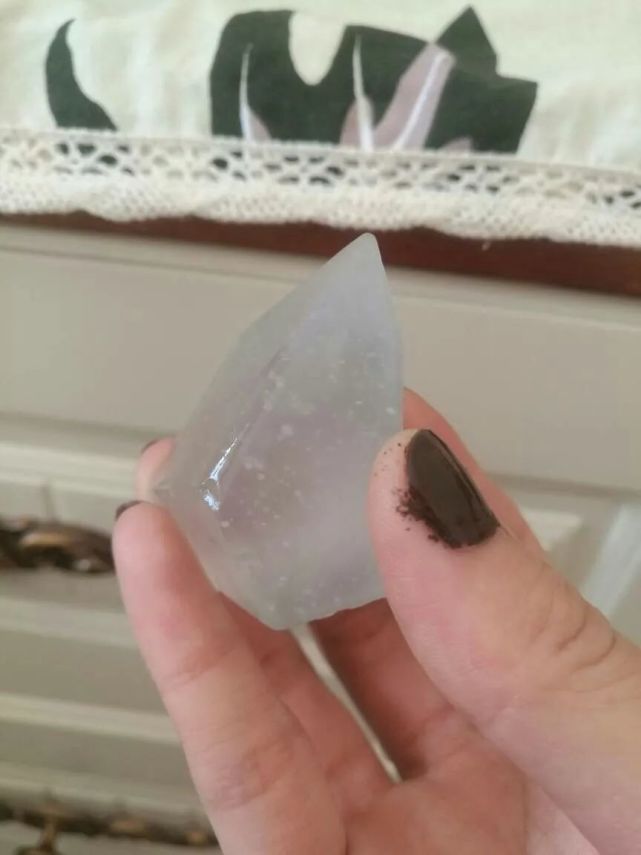 朋友圈瘋傳,土豪帶210萬現金在市場買玉鐲,它竟長這樣?