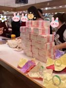 朋友圈瘋傳，土豪帶210萬現金在市場買玉鐲，它竟長這樣？
