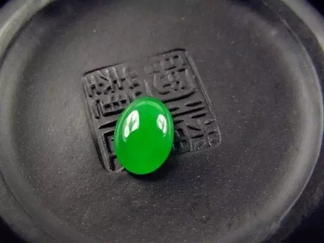 翡翠戒面小小的，卻是賣得最貴的，你知道為什么嗎？