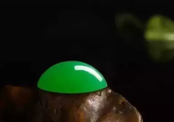 翡翠戒面小小的，卻是賣得最貴的，你知道為什么嗎？