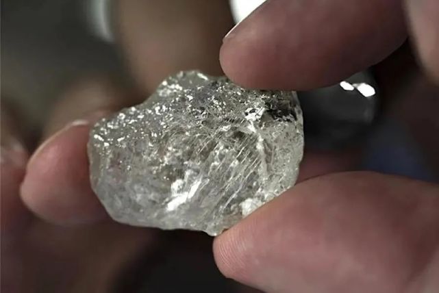 鉆石快要買不起了?人前懷疑鉆石不值錢,人后早就搶瘋了……