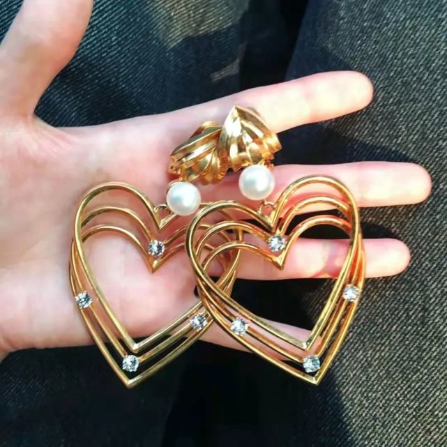 泫雅的求婚戒指被網友吐槽太丑,設計師回應稱很貴
