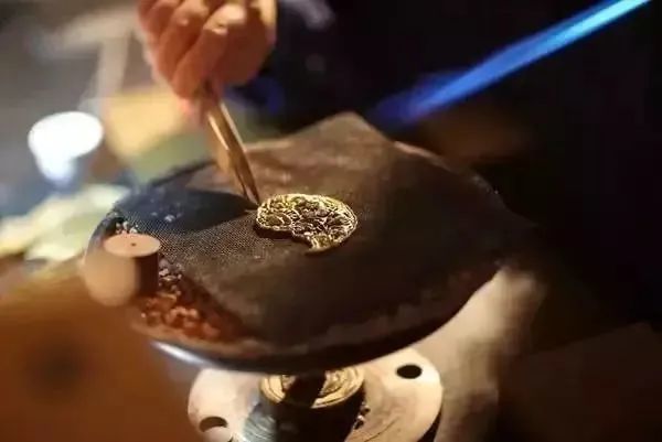 18000買的大牌金手鐲,竟然是膠水粘的?