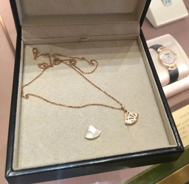 18000買的大牌金手鐲,竟然是膠水粘的?