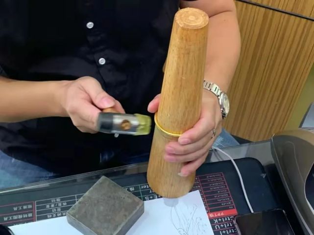 夫妻挑金手鐲不慎捏變形,無奈花¥18000買下!黃金手鐲變形的簡單急救?