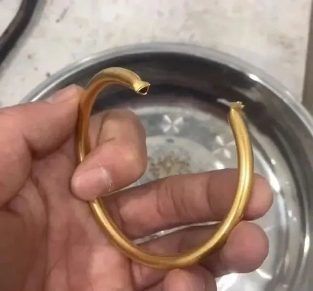 夫妻挑金手鐲不慎捏變形,無奈花¥18000買下!黃金手鐲變形的簡單急救?