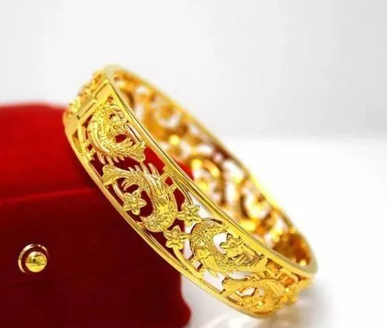 夫妻挑金手鐲不慎捏變形,無奈花¥18000買下!黃金手鐲變形的簡單急救?