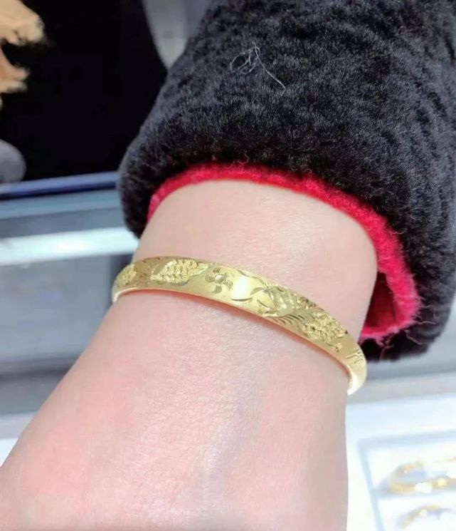 夫妻挑金手鐲不慎捏變形,無奈花¥18000買下!黃金手鐲變形的簡單急救?