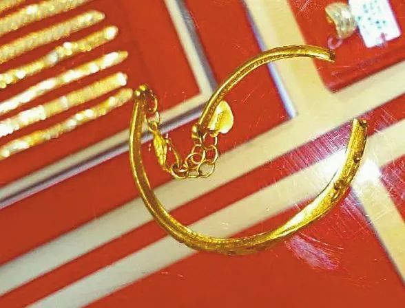 夫妻挑金手鐲不慎捏變形,無奈花¥18000買下!黃金手鐲變形的簡單急救?