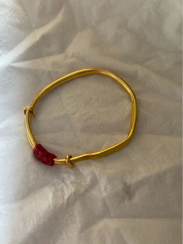 夫妻挑金手鐲不慎捏變形,無奈花¥18000買下!黃金手鐲變形的簡單急救?