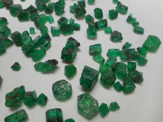 重新定義祖母綠頂級色彩?搞清楚這點前,別再亂花錢瞎買啦!