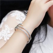 別再戴俗氣的金鐲子了 銀鐲子健康又實惠 盡顯女
