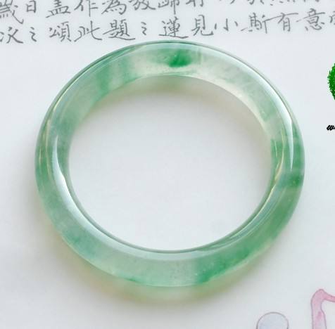 如何避免購買到翡翠手鐲的假貨 教你怎么鑒定真