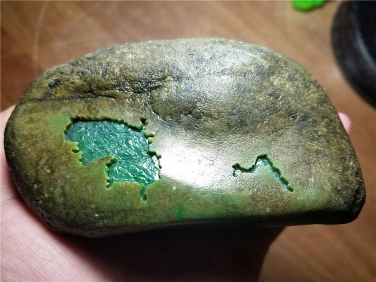 怎么看翡翠原石種水質量的好壞 帶你從皮料鑒定