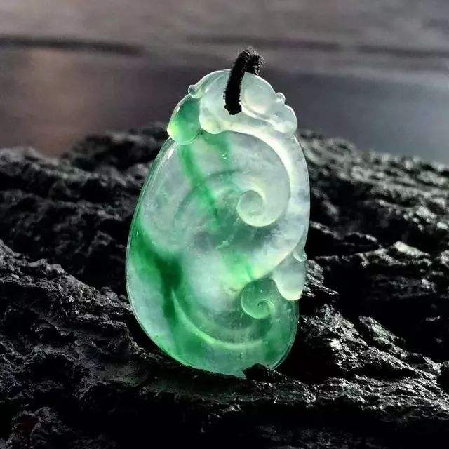 翡翠有哪些實用的鑒別方法 水泡法是如何辨別翡