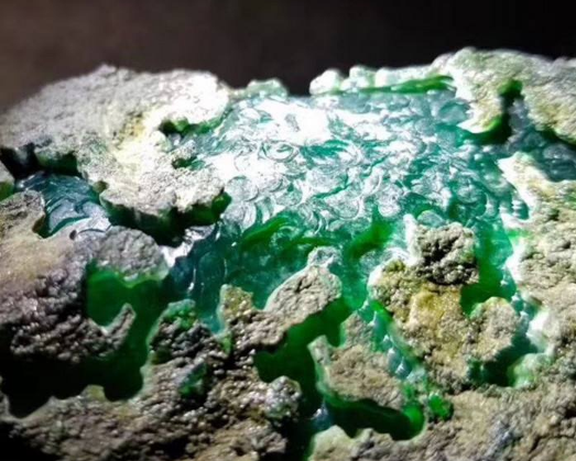 帝王綠翡翠原石皮殼特征都有哪些 幾張圖片帶你