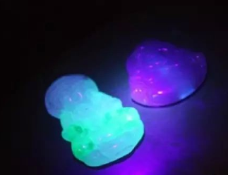 用紫光燈怎樣看真假翡翠 鑒定的注意事項有哪些