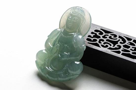 怎么鑒別翡翠觀音的真假 其實還有一個小方法你