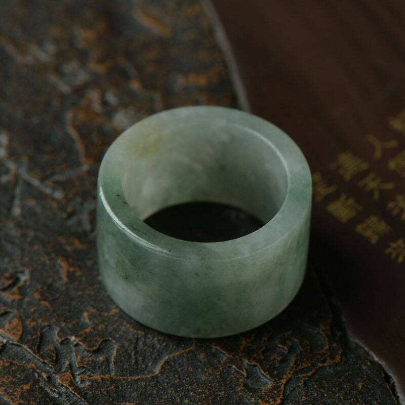 翡翠扳指怎么辨別真假 翡翠扳指的價值是不是很