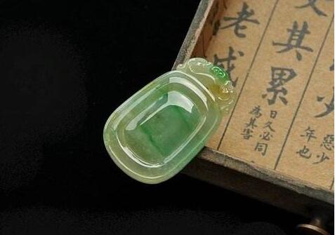 買回來的翡翠怎么鑒定真假 學會這四招就不用怕