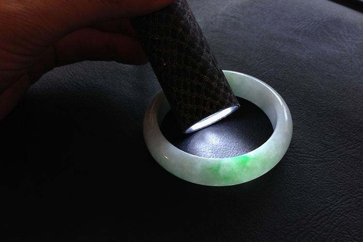 用手機電筒照翡翠手鐲可以嗎 教你正確的使用強