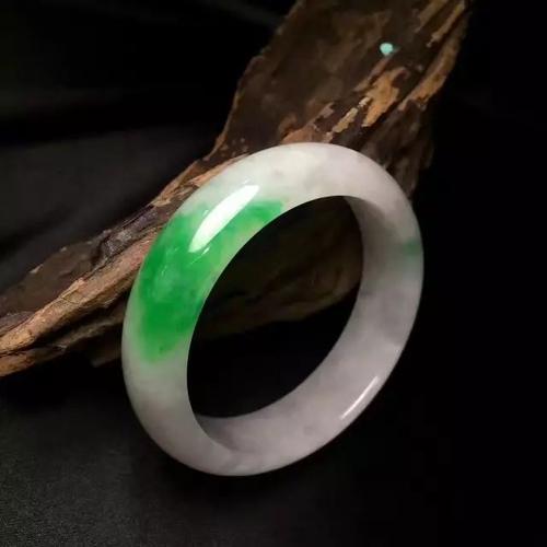用手電照翡翠手鐲的什么特征來鑒別翡翠的真假