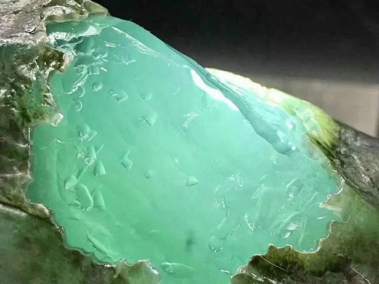 帝王綠翡翠原石有哪些特點 它的價格這么貴是有