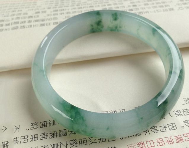翡翠有紋的原因？它對翡翠的價值有影響嗎？