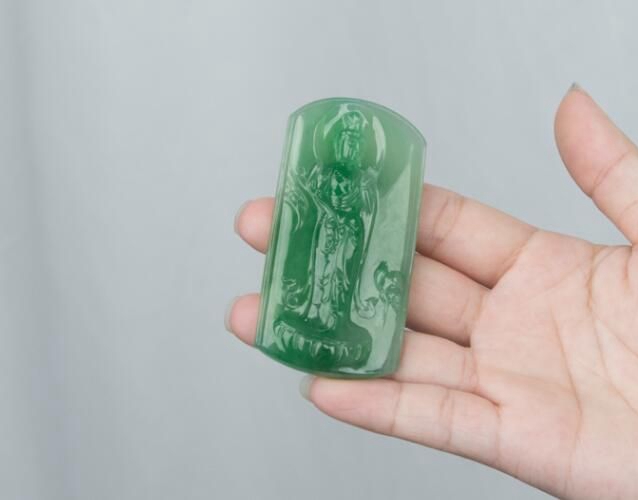 怎么看翡翠真假？老玩家都是如何鑒別翡翠真假