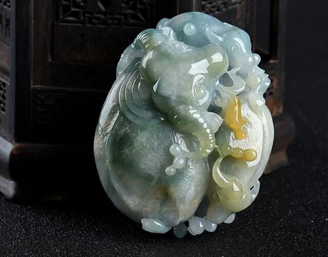 翡翠手把件要如何把玩？翡翠手把件有何功效？