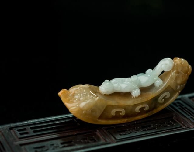 翡翠手把件要如何把玩？翡翠手把件有何功效？