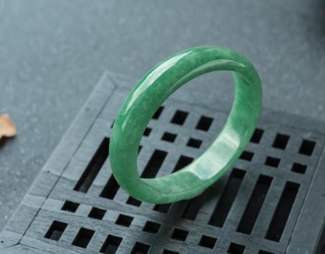 豆綠翡翠是什么？豆綠翡翠價格是多少？ -翡翠