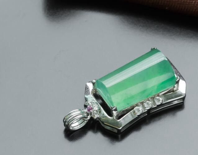 冰糯種翡翠價格大概是多少？冰糯種翡翠值錢嗎