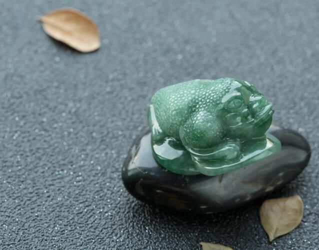 翡翠擺件價格是高是低？翡翠擺件到底有沒有收