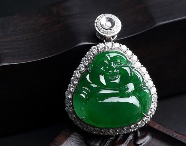 滿綠翡翠就一定價值連城嗎？滿綠翡翠就只有一