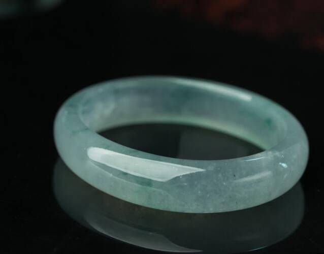 翡翠手鐲有棉絮怎么養？翡翠手鐲里的白棉會消
