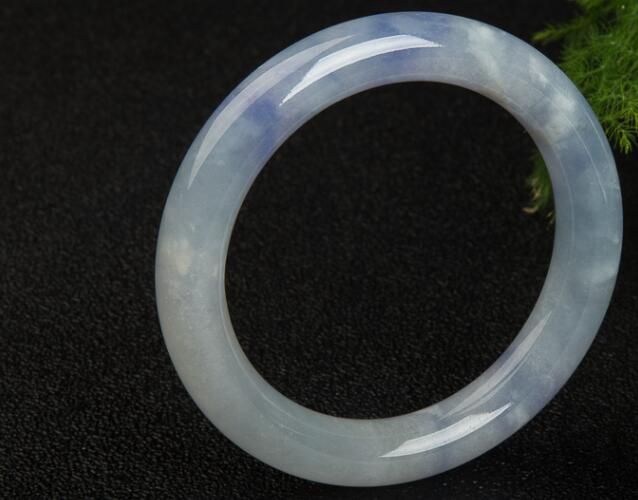翡翠手鐲有棉絮怎么養？翡翠手鐲里的白棉會消