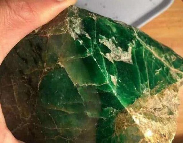 翡翠裂紋該如何分辨？翡翠裂紋和石紋的區別？