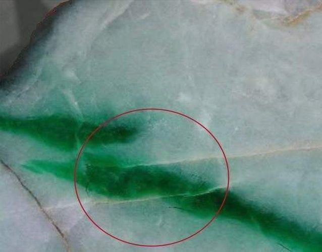 翡翠裂紋該如何分辨？翡翠裂紋和石紋的區別？