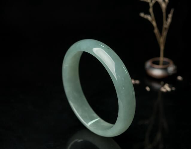 油青翡翠手鐲到底值不值錢？油青翡翠多少錢？