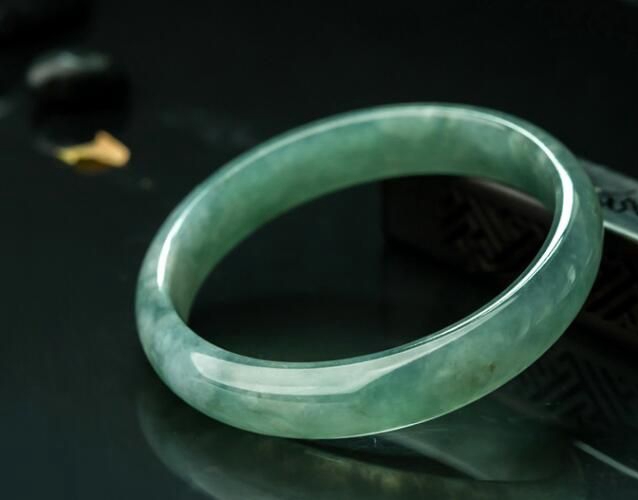 油青翡翠手鐲到底值不值錢？油青翡翠多少錢？