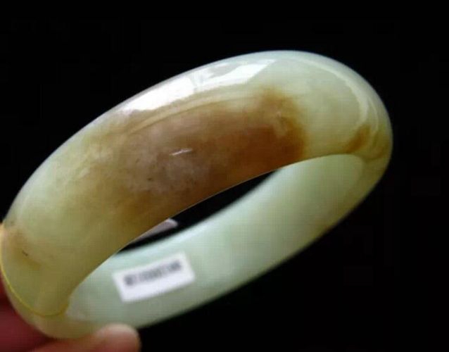 岫玉黃白老玉究竟是什么玉石？它的價值高嗎？