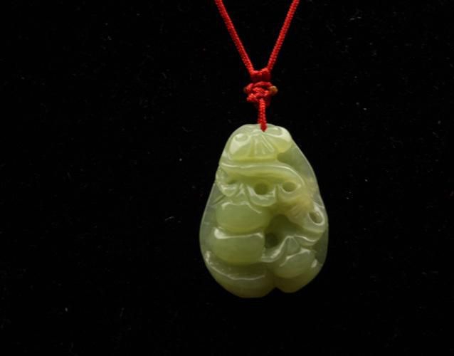 岫玉黃白老玉究竟是什么玉石？它的價值高嗎？